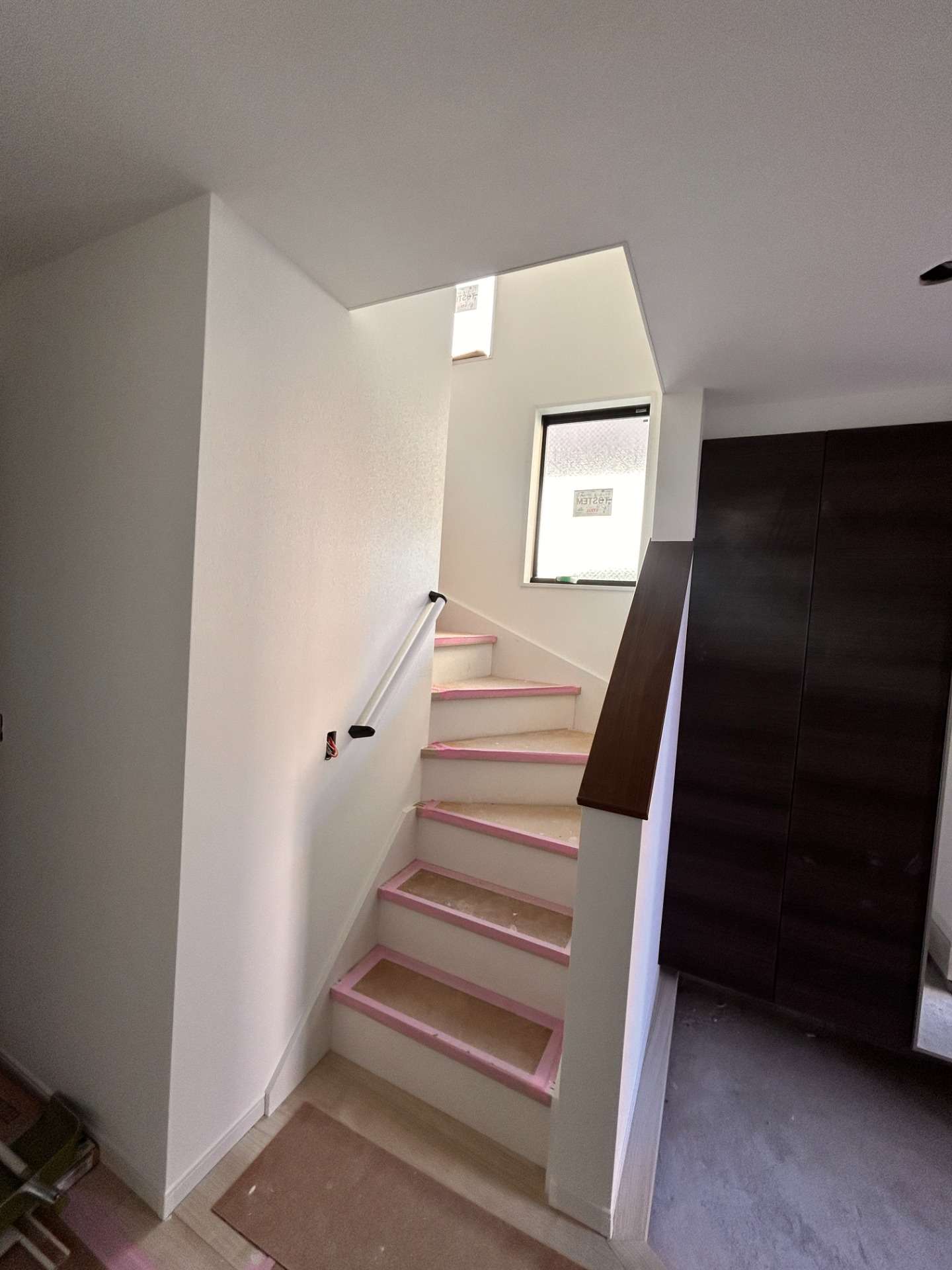 広い玄関と階段用採光窓2つ